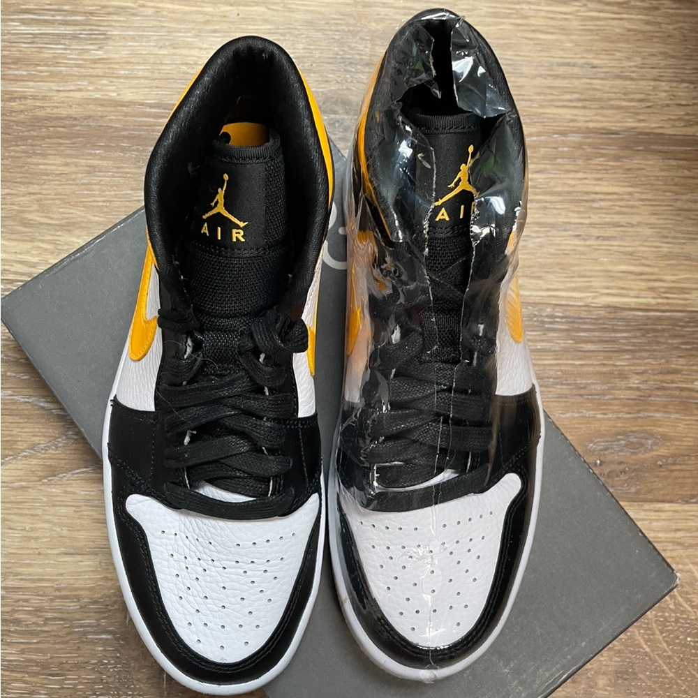 Nike Women’s Air Jordan 1 Mid Laser Orange/Black - Brand New 7.5 (W) - Picture 2 of 8